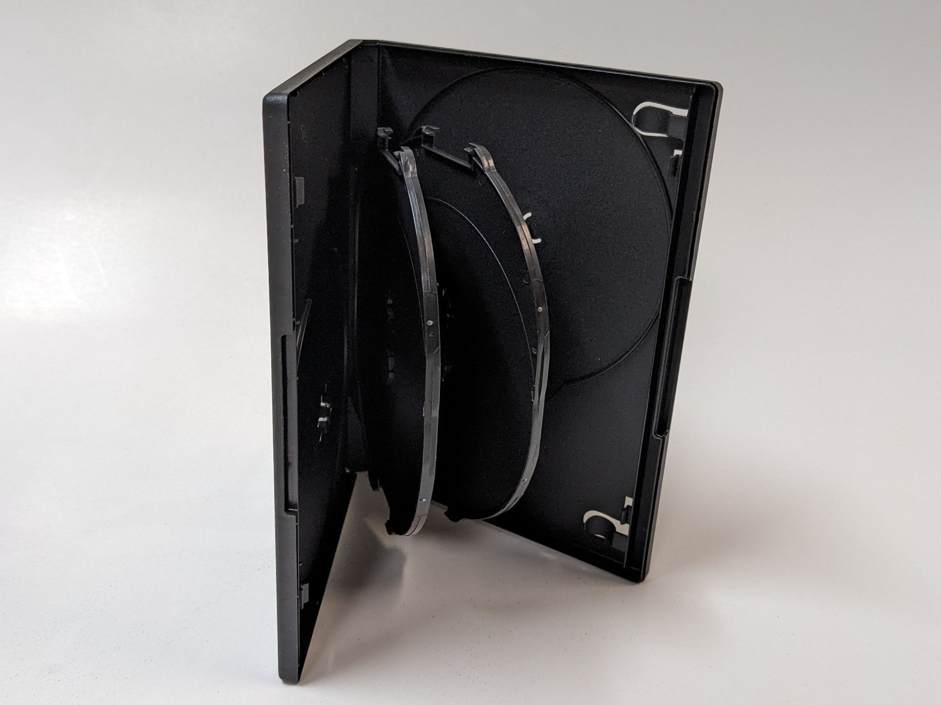 14mm 6 Discs Case With 2 Trays Black – DELTAMEDIA INTL INC